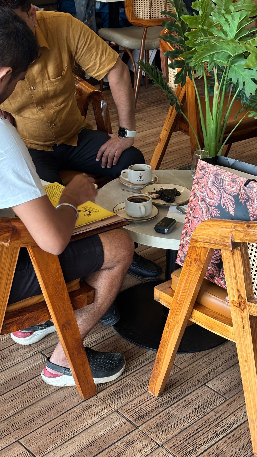 Regulars at a Kapai table